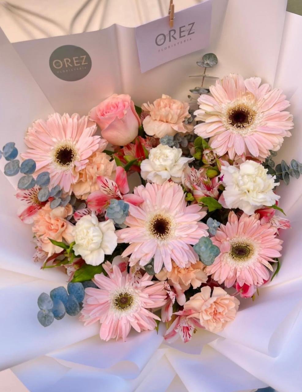Gerbera, Claveles, Rosa, Astromelia y Follaje